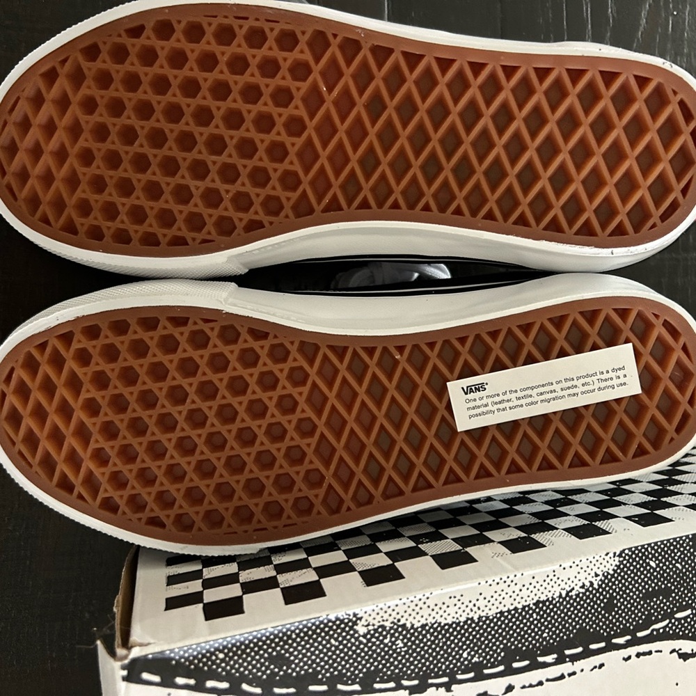 Vans Black and White Low-Top Shoes - Picture 5 of 6